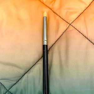 MAC #219 pencil brush used precision eyeliner blending spot concealing